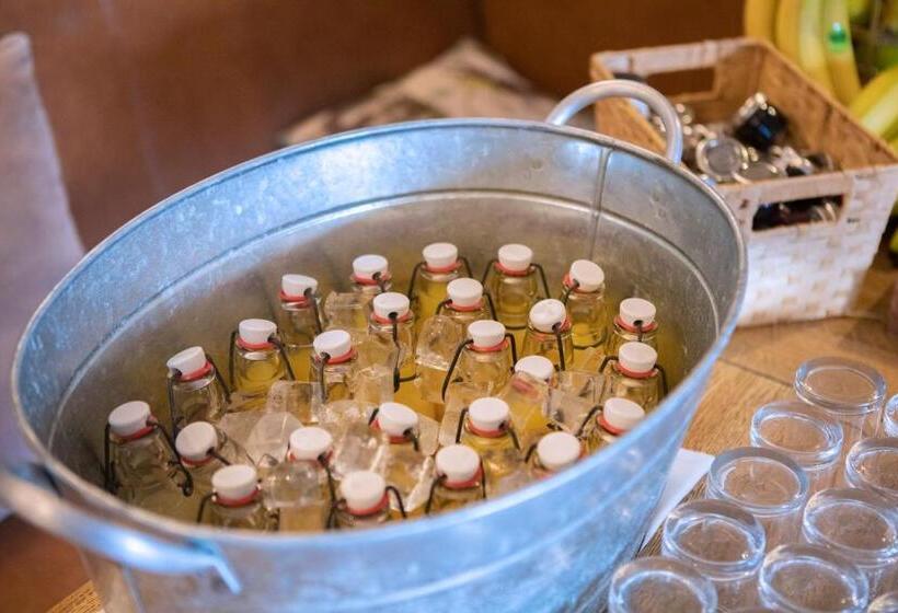 Отель Cottage In The Wood