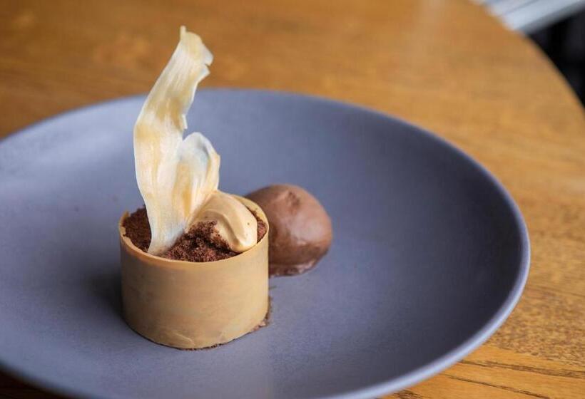 Отель Cottage In The Wood