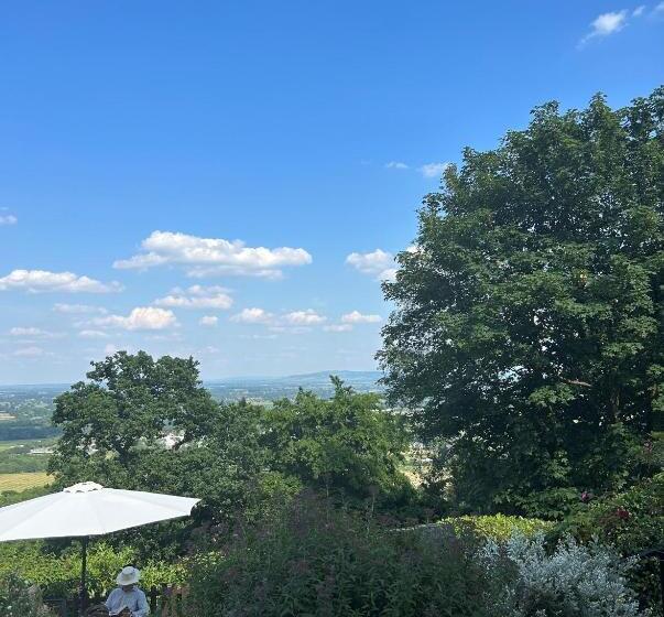 Отель Cottage In The Wood