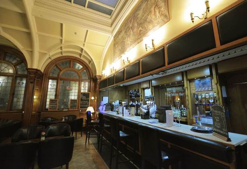 酒店 Crown & Mitre