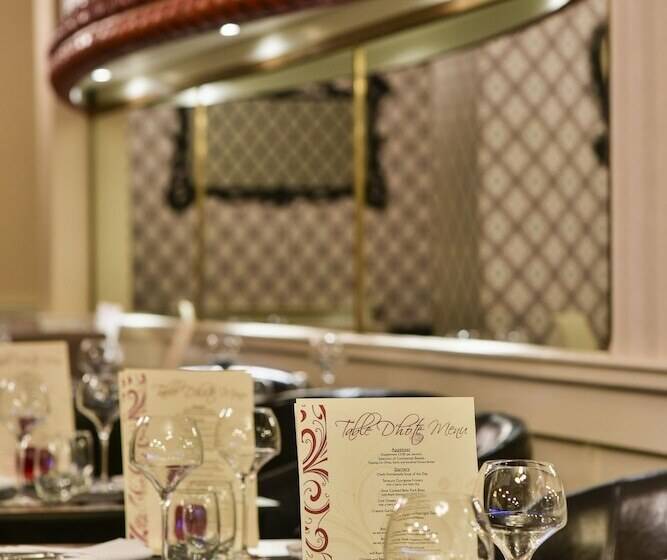 酒店 Crown & Mitre