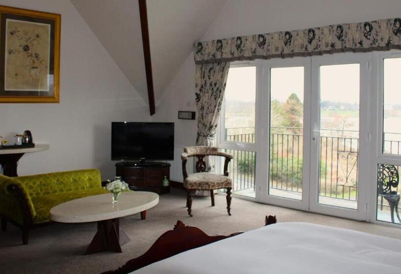 هتل Falls Of Lora