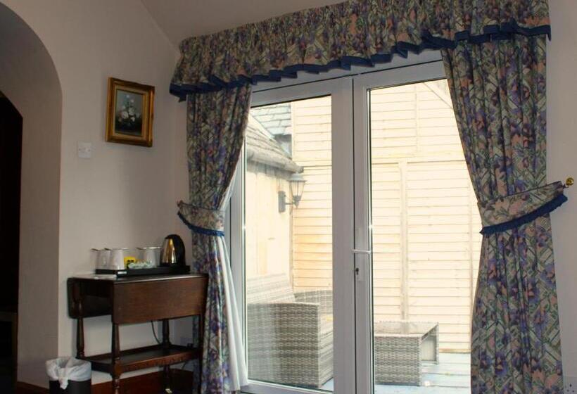 هتل Falls Of Lora