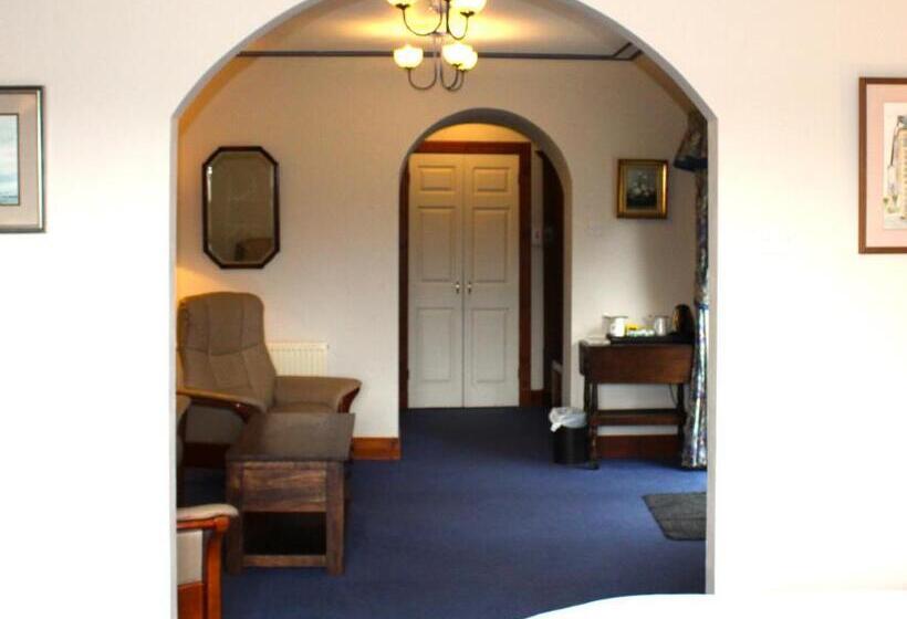 هتل Falls Of Lora