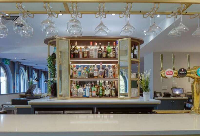 בית מלון כפרי Hilton Cobham