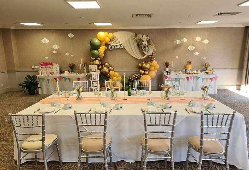 בית מלון כפרי Hilton Cobham