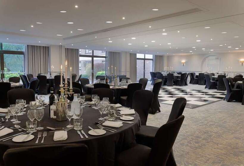 בית מלון כפרי Hilton Cobham