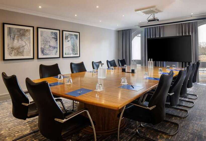 בית מלון כפרי Hilton Cobham