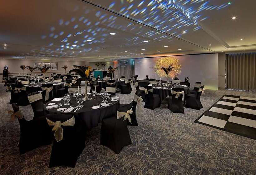 בית מלון כפרי Hilton Cobham