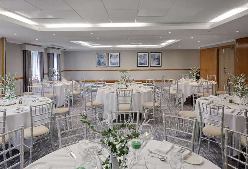 בית מלון כפרי Hilton Cobham