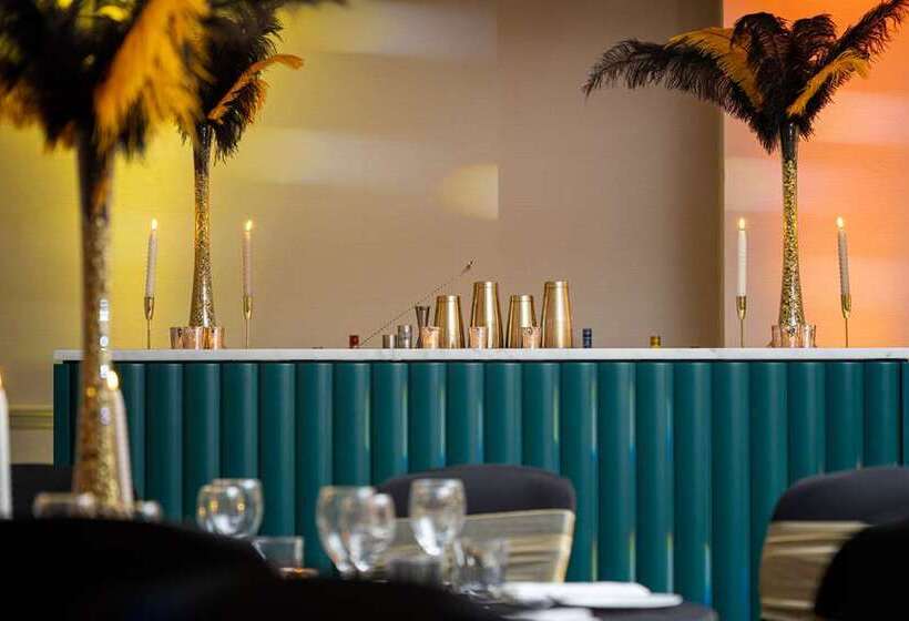 בית מלון כפרי Hilton Cobham