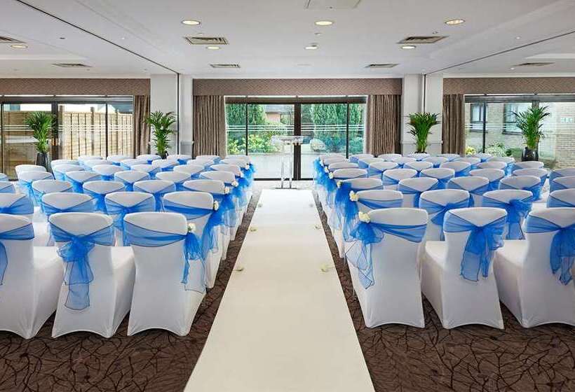 בית מלון כפרי Hilton Cobham