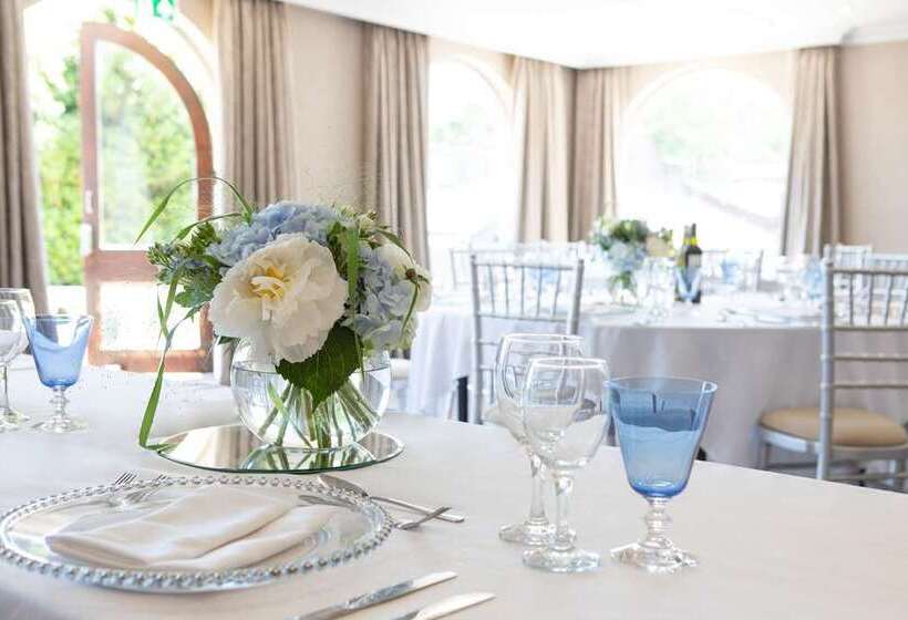 בית מלון כפרי Hilton Cobham