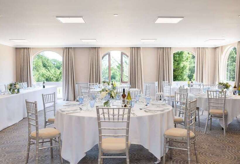 בית מלון כפרי Hilton Cobham