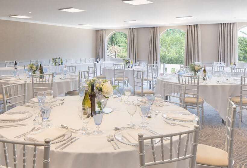 בית מלון כפרי Hilton Cobham