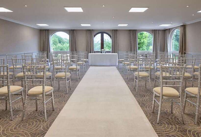 בית מלון כפרי Hilton Cobham