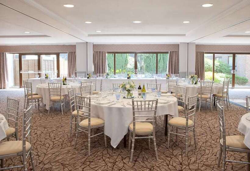 בית מלון כפרי Hilton Cobham