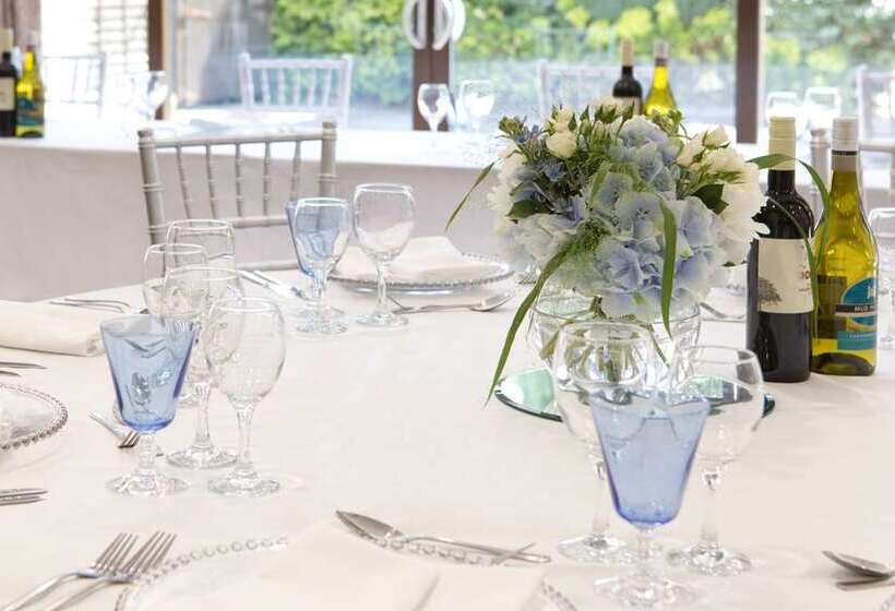 בית מלון כפרי Hilton Cobham