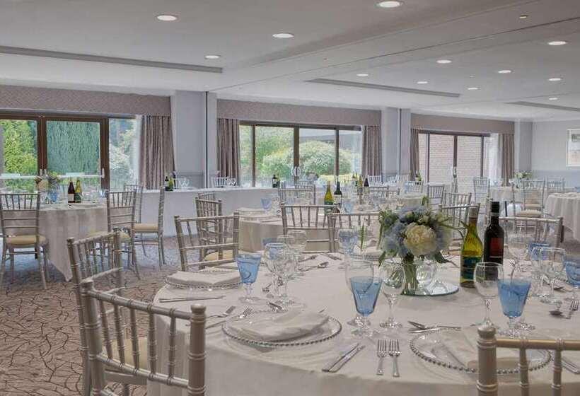 בית מלון כפרי Hilton Cobham