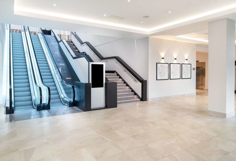 Отель Hilton London Gatwick Airport