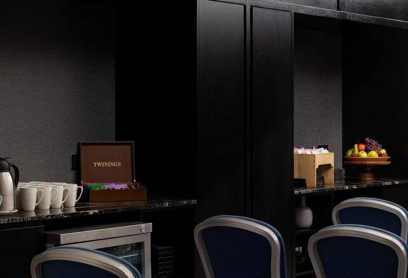 Отель Hilton London Gatwick Airport