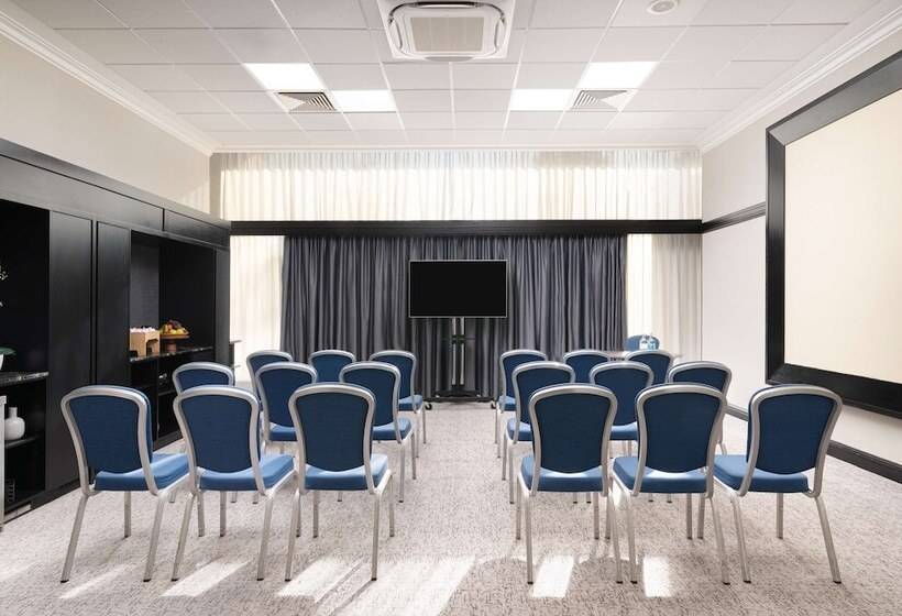 Отель Hilton London Gatwick Airport