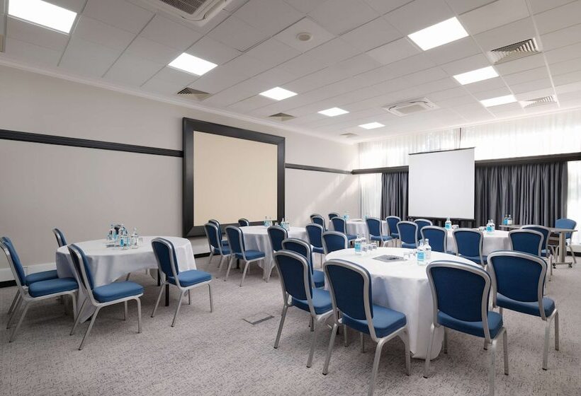 Отель Hilton London Gatwick Airport