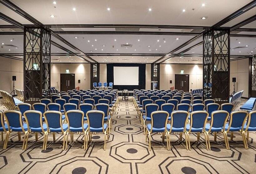 Отель Hilton London Gatwick Airport