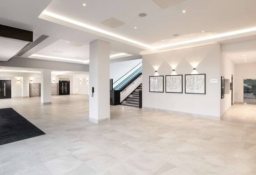 Отель Hilton London Gatwick Airport