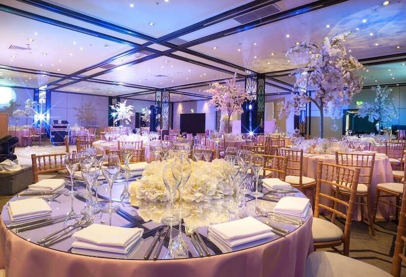 Отель Hilton London Gatwick Airport