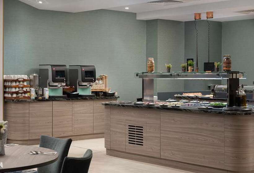 Отель Hilton London Gatwick Airport