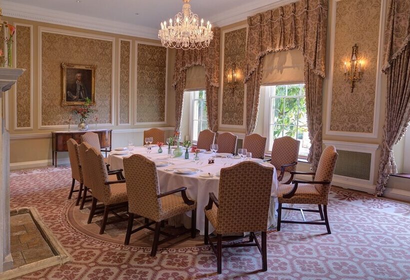 Отель Lucknam Park