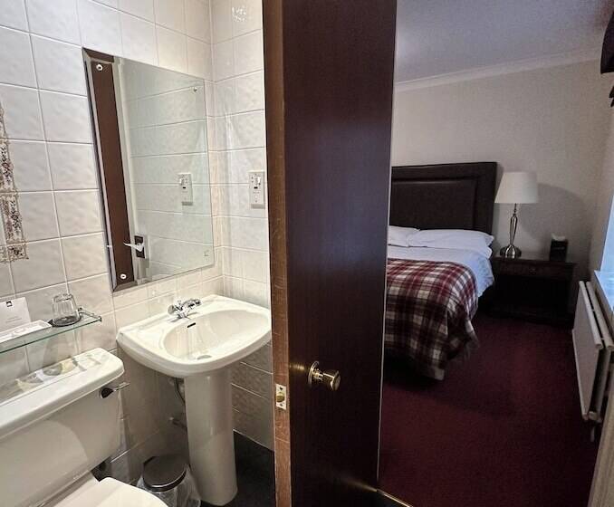 Отель Macdonald Norwood Hall