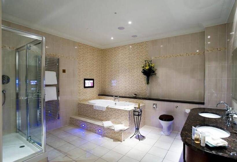 Отель Macdonald Norwood Hall