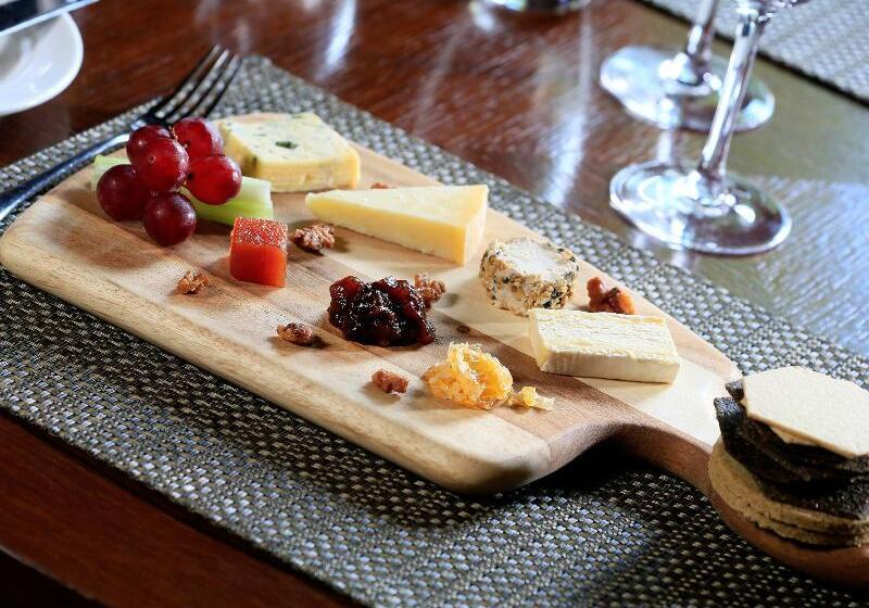 Отель Macdonald Norwood Hall