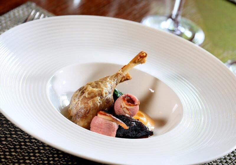 Отель Macdonald Norwood Hall