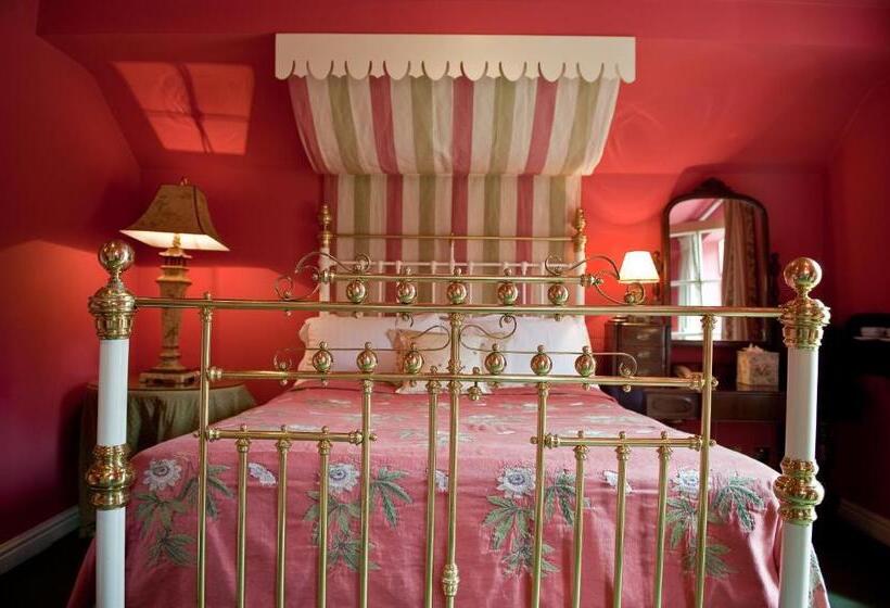 Отель Ravenwood Hall