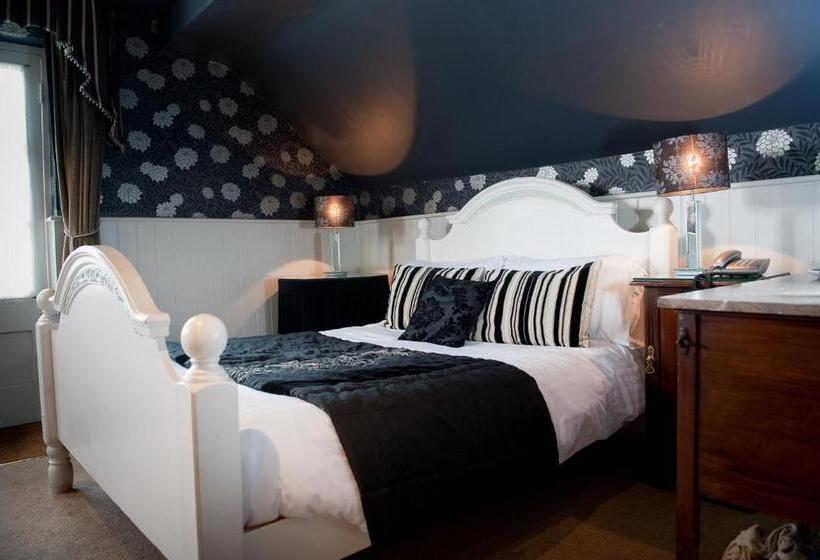 Отель Ravenwood Hall