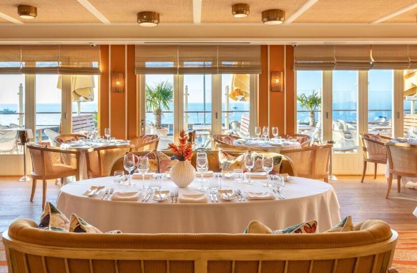 Отель Roslin Beach