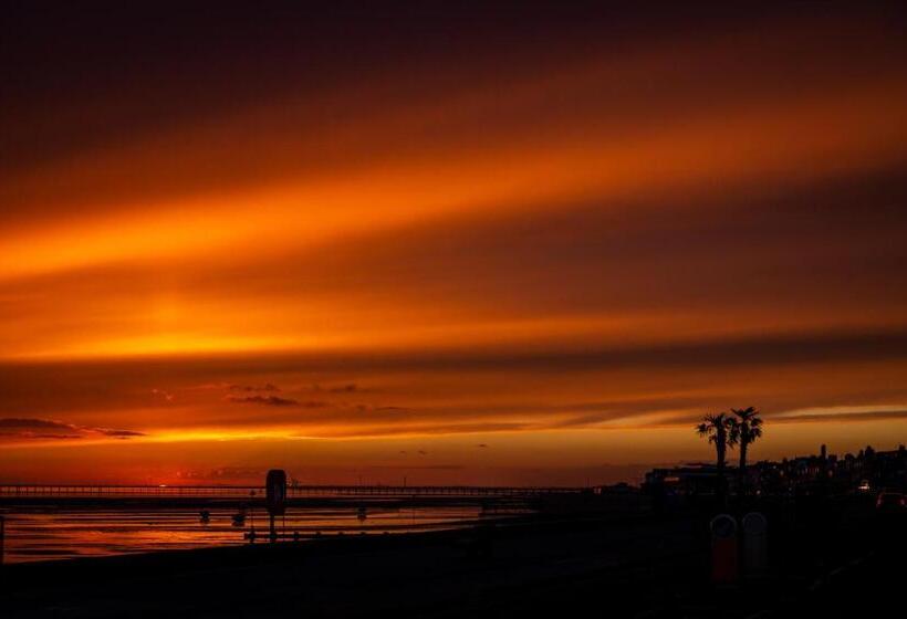 Отель Roslin Beach