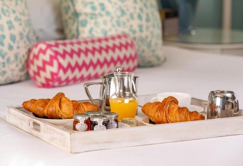 Отель Roslin Beach