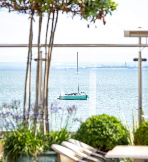 Отель Roslin Beach