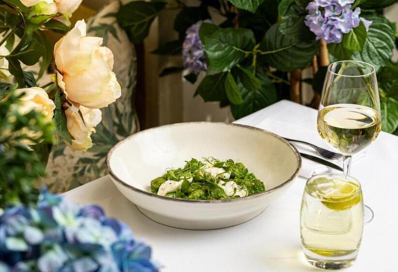 Отель Roslin Beach