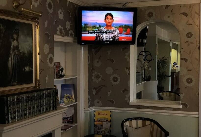 Отель The Falcon