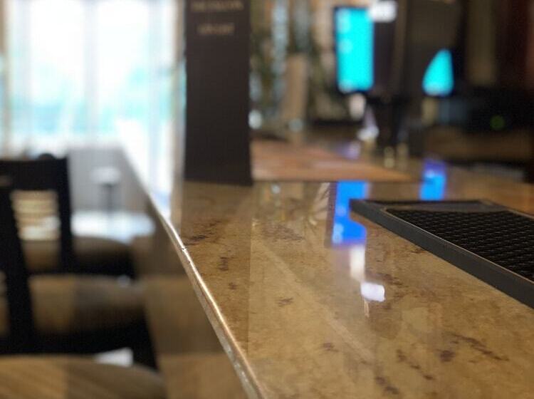 בית מלון כפרי The Falcon