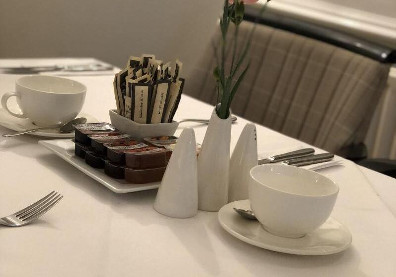 Отель The Falcon