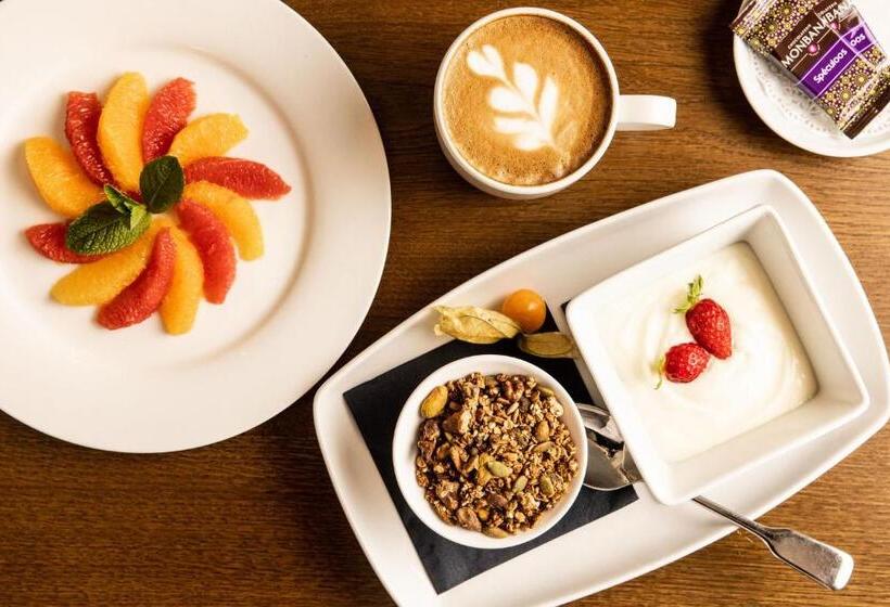 The Moorings Hotel & Restaurant