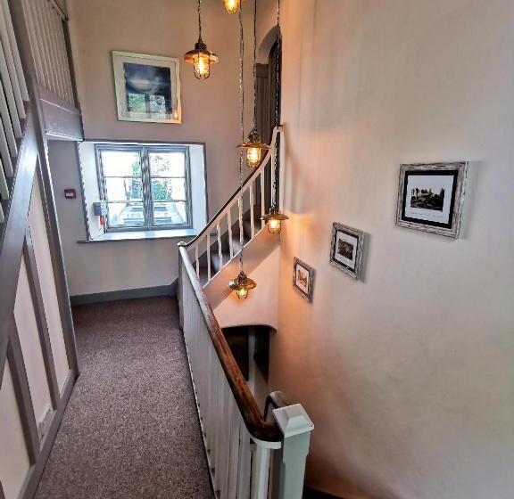 فندق The Old Ferry Inn