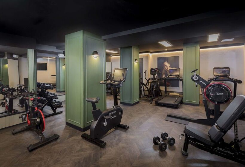 Отель The Queens