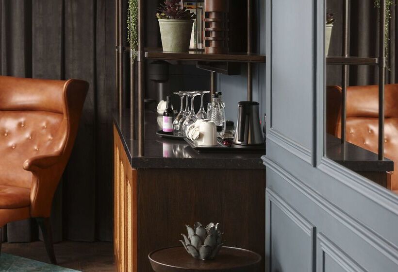 Отель The Queens